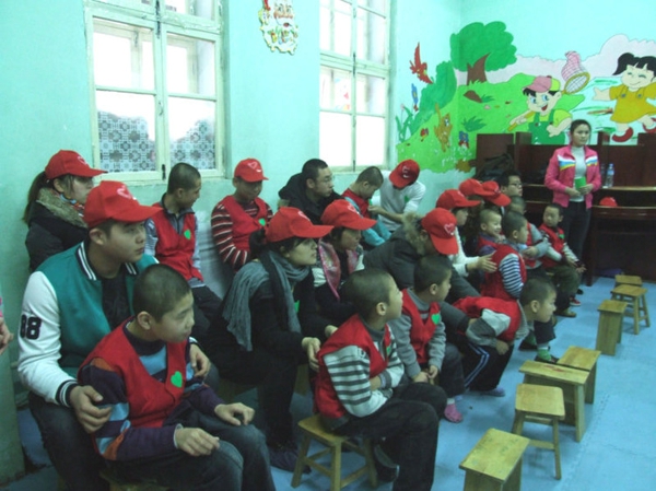 10、12月3日是国际残疾人日，与自闭症孩子在一起。 - 爱心传递志愿者服务队 - 绥化市爱心传递志愿者服务队