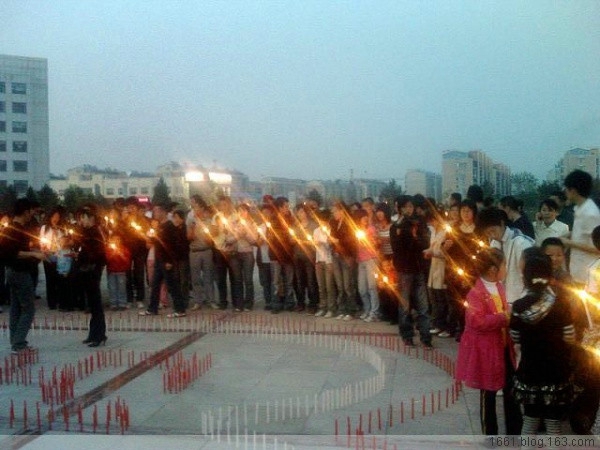 28、2008年5月17和19号两天，5.12地震之后的祭奠活动 - 爱心传递志愿者服务队 - 绥化市爱心传递志愿者服务队