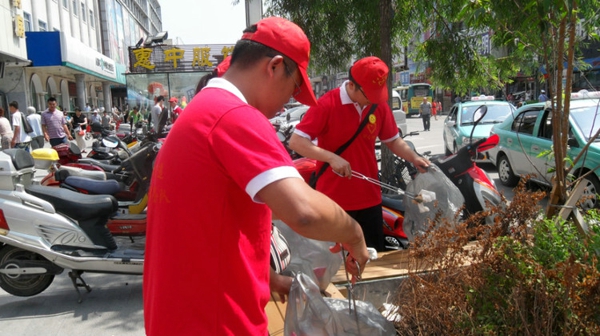 43、2012年7月15日街头清理小广告活动 - 爱心传递志愿者服务队 - 绥化市爱心传递志愿者服务队