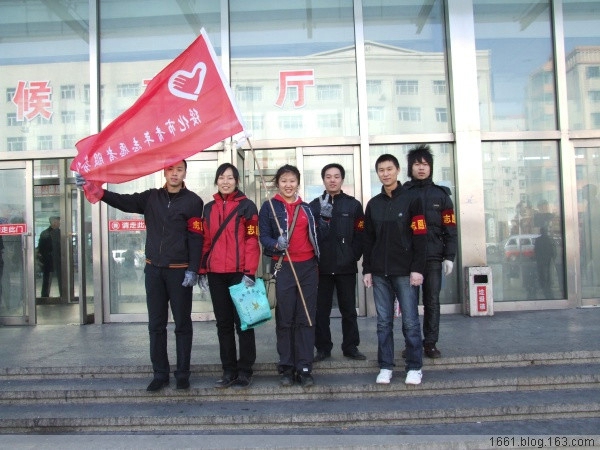 21、2007年12月16日街头清理小广告活动 - 爱心传递志愿者服务队 - 绥化市爱心传递志愿者服务队