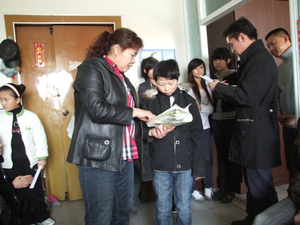 2、为肇东市阳光慈托孤儿捐款 - 爱心传递志愿者服务队 - 绥化市爱心传递志愿者服务队