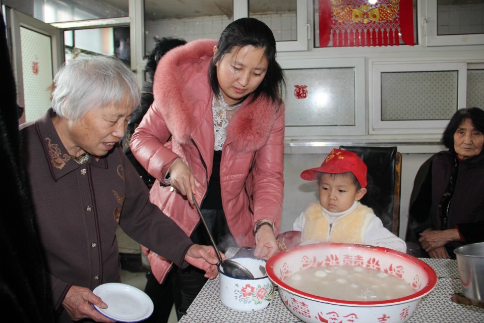 2014年02月14日志愿者与老年公寓老人共度元宵节